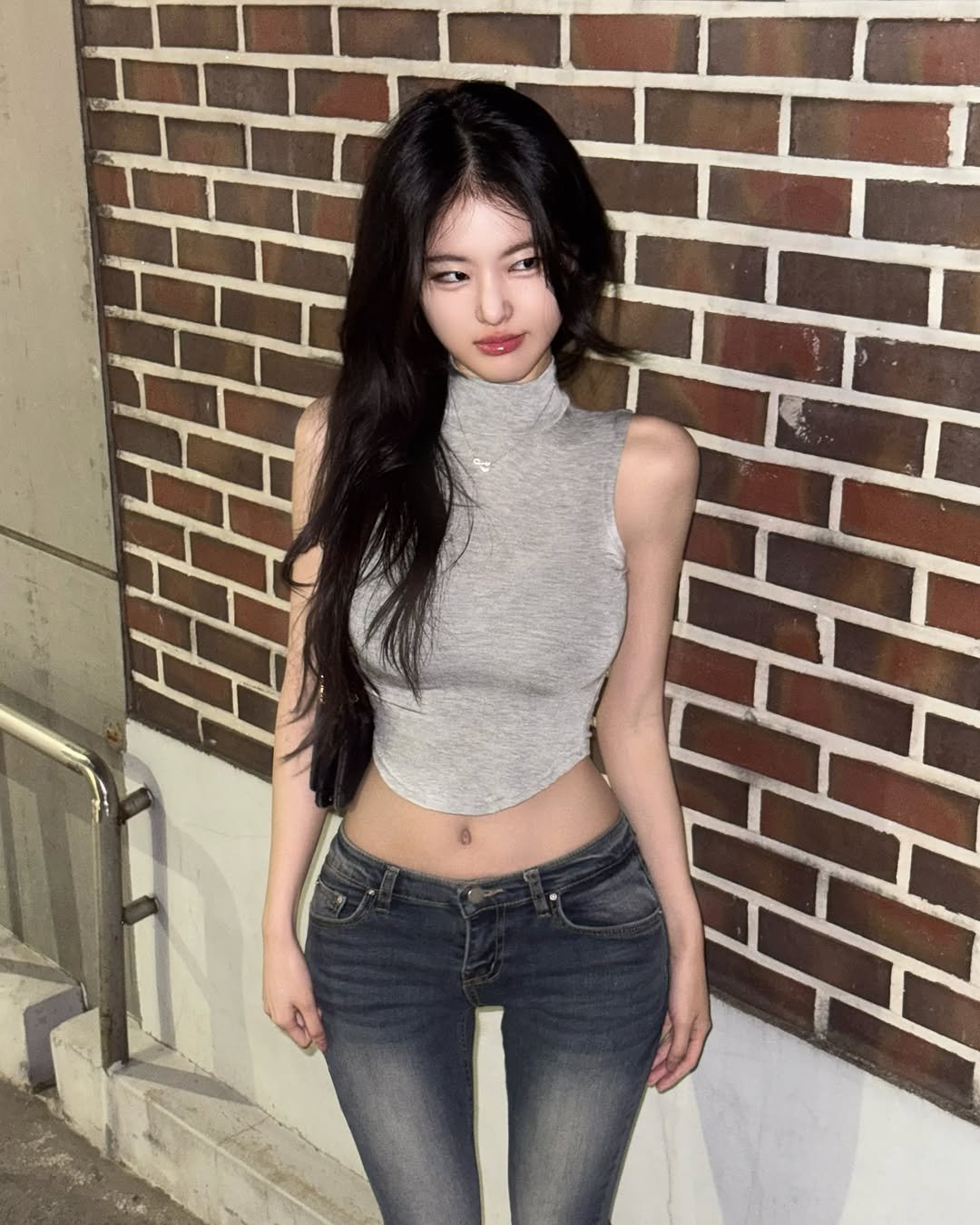 Photo by 룩캣미ㅣ징니🐈 on May 22, 2025. May be an image of 1 person, hair, top and text.