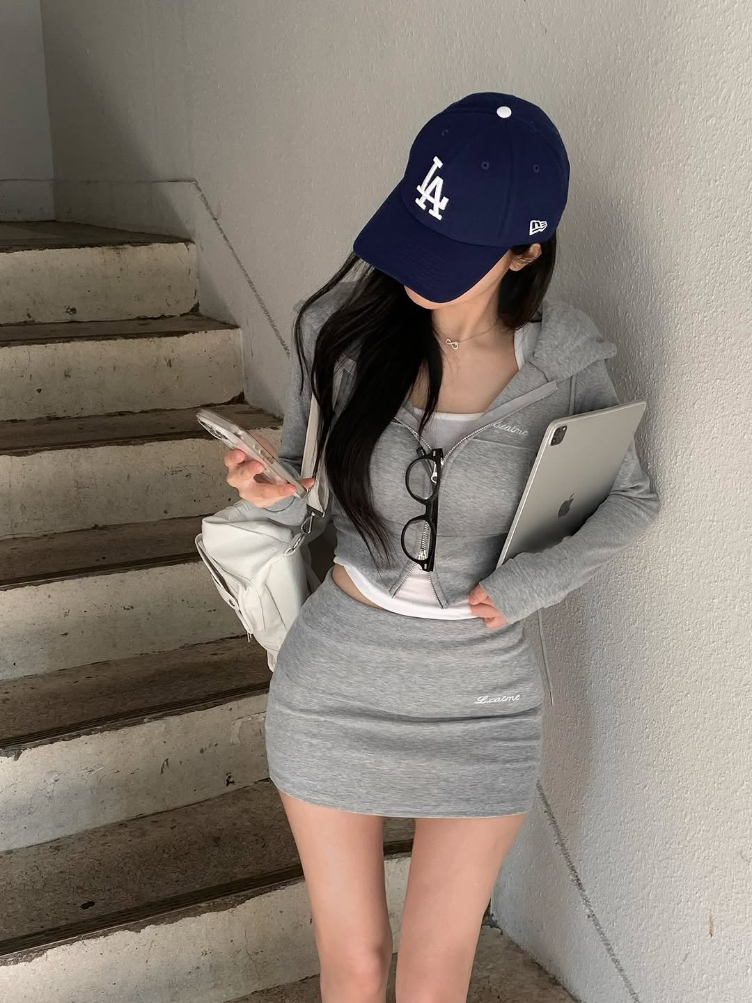 Photo by 룩캣미ㅣ징니🐈 on April 17, 2025. May be an image of 1 person, skirt, miniskirt and text.