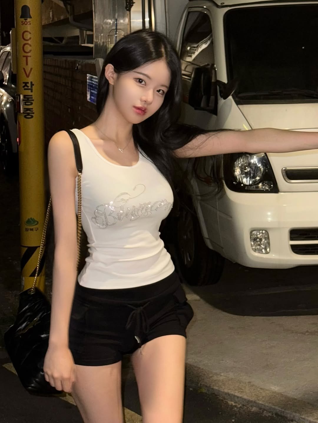 Photo by 룩캣미ㅣ징니🐈 on June 05, 2025. May be an image of 1 person, hair, shorts, top, dress, miniskirt and text.