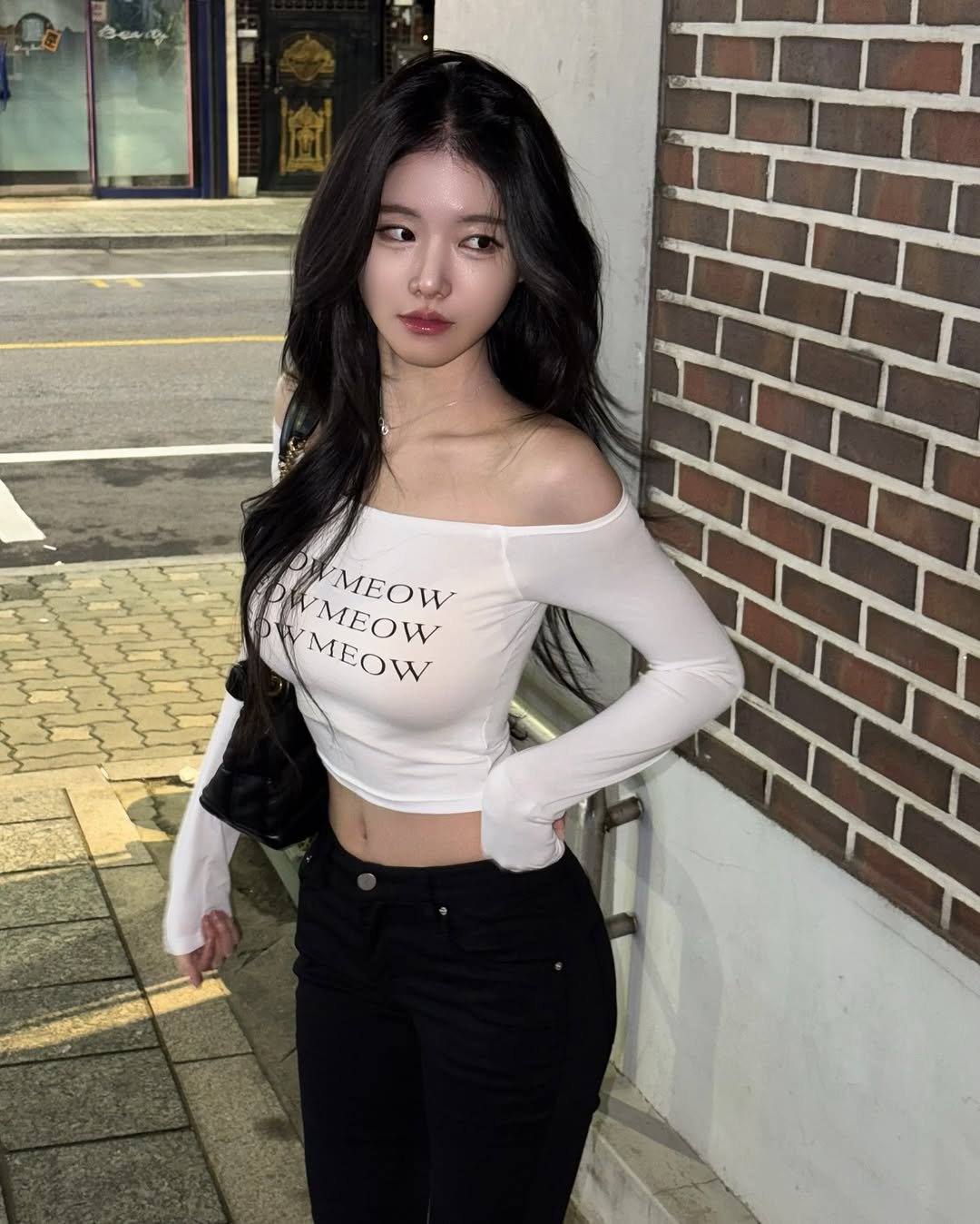 Photo by 룩캣미ㅣ징니🐈 on April 07, 2025. May be an image of one or more people, long hair, top and text.