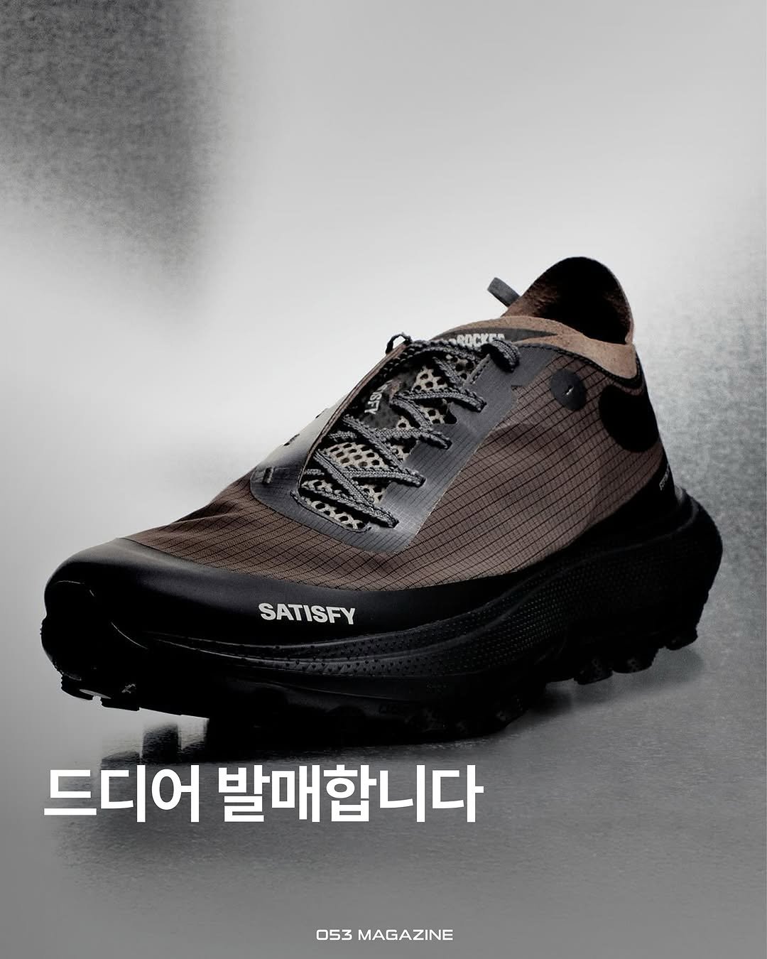 Photo shared by 공오삼 매거진 053magazine on August 06, 2025 tagging @satisfyrunning. May be an image of shoes and text.
