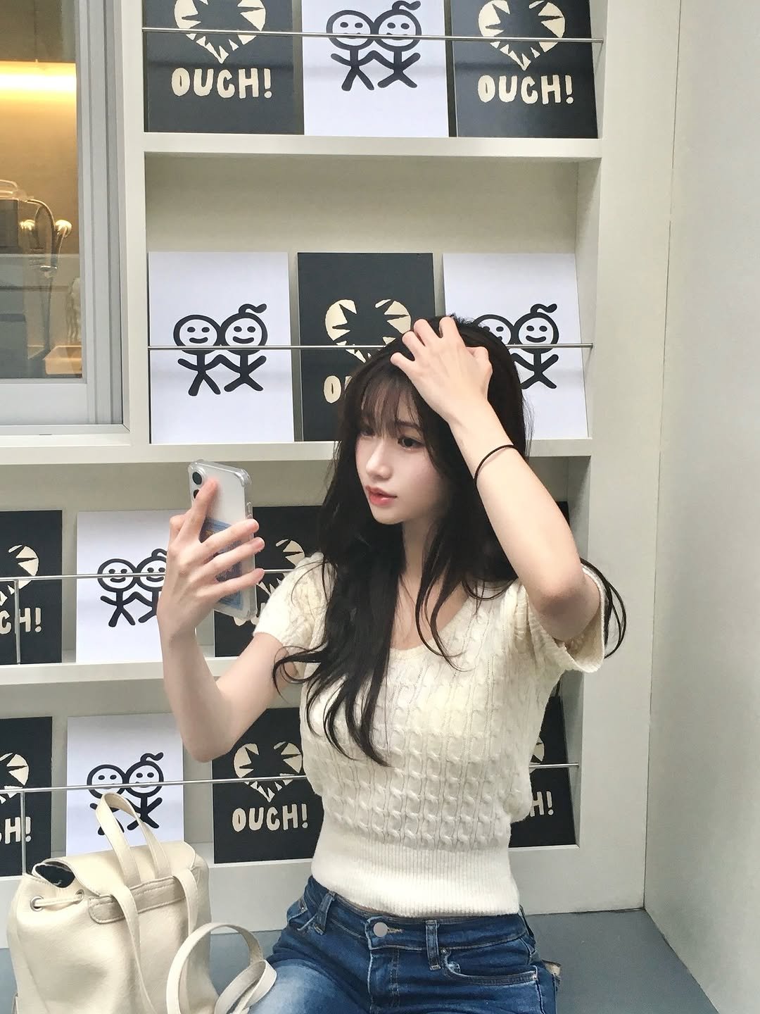 Photo by 이로아 on June 27, 2025. May be an image of 1 person, phone and text that says 'OUCH! 親 OUCH! E 愛 大 Cn Ố 平 H! E Η! OUCH!'.