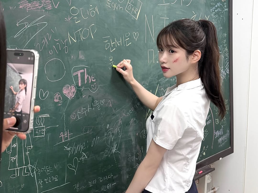 Photo by 이로아 on June 22, 2025. May be an image of 2 people and text.