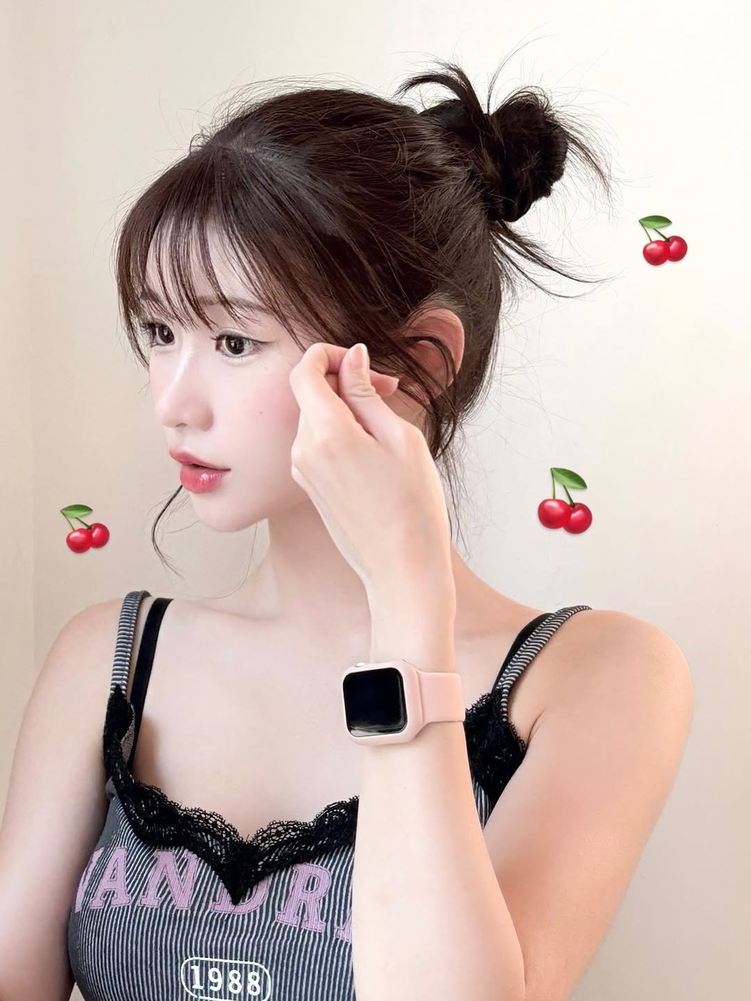 Photo by 이로아 on June 09, 2025. May be an image of 1 person, phone and text that says 'AN AN 1988 198'.