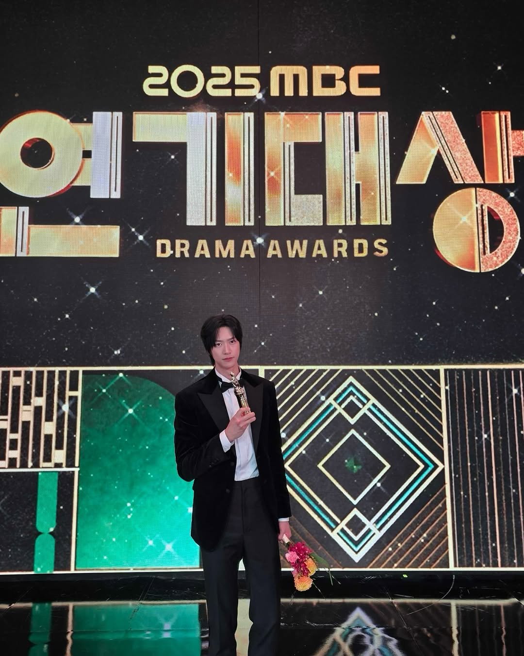 10042n00 게시물 이미지: 2025 MBC 연기대상 우수연기상을 받게 되었습니다🏆

모텔 캘리포니아를...