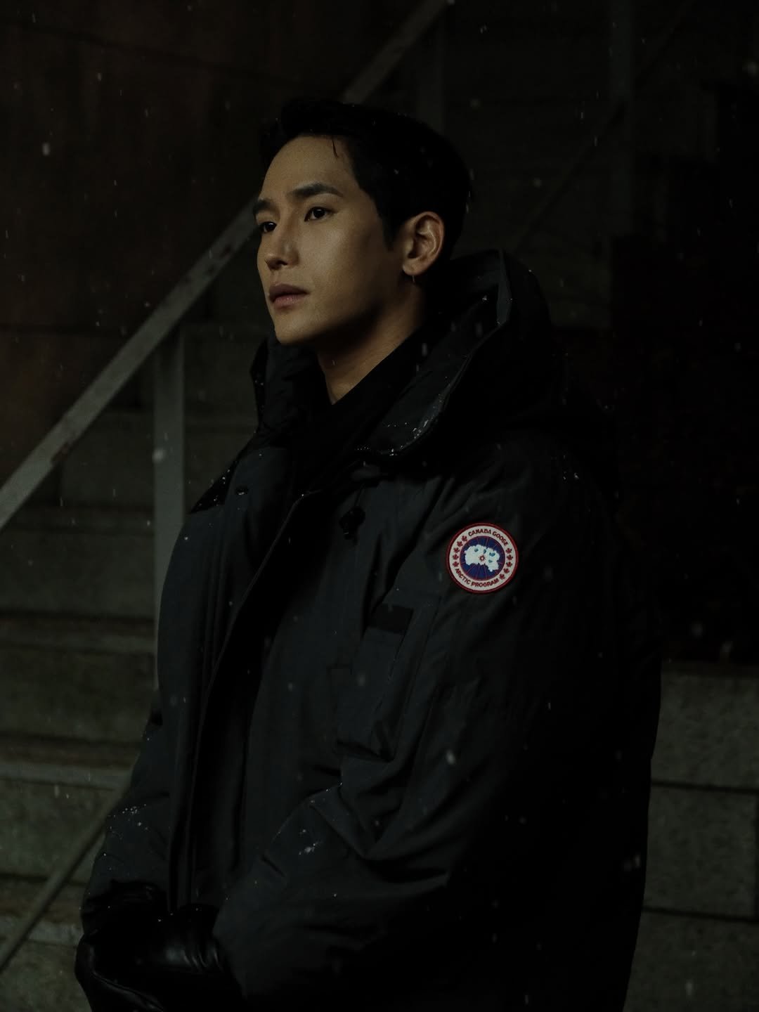 Photo shared by 육준서 on December 05, 2025 tagging @canadagoose. May be an image of overcoat, goosedown coat, duffle coat, parka, raincoat, jacket and text.