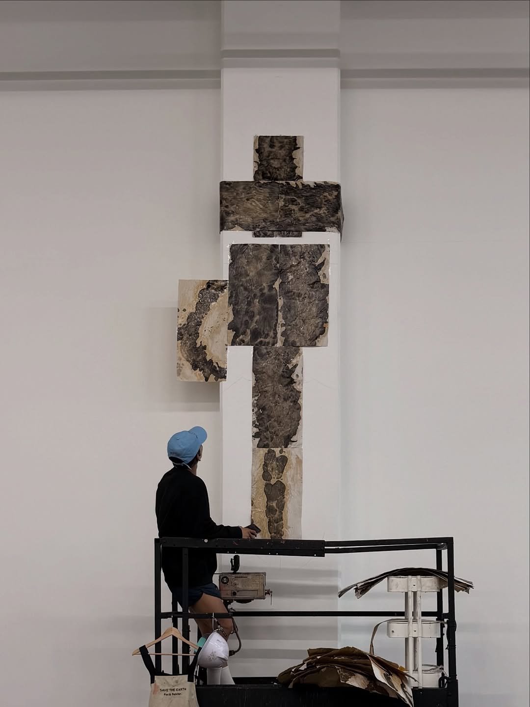 Photo by 육준서 on October 19, 2025. May be an image of sculpture.