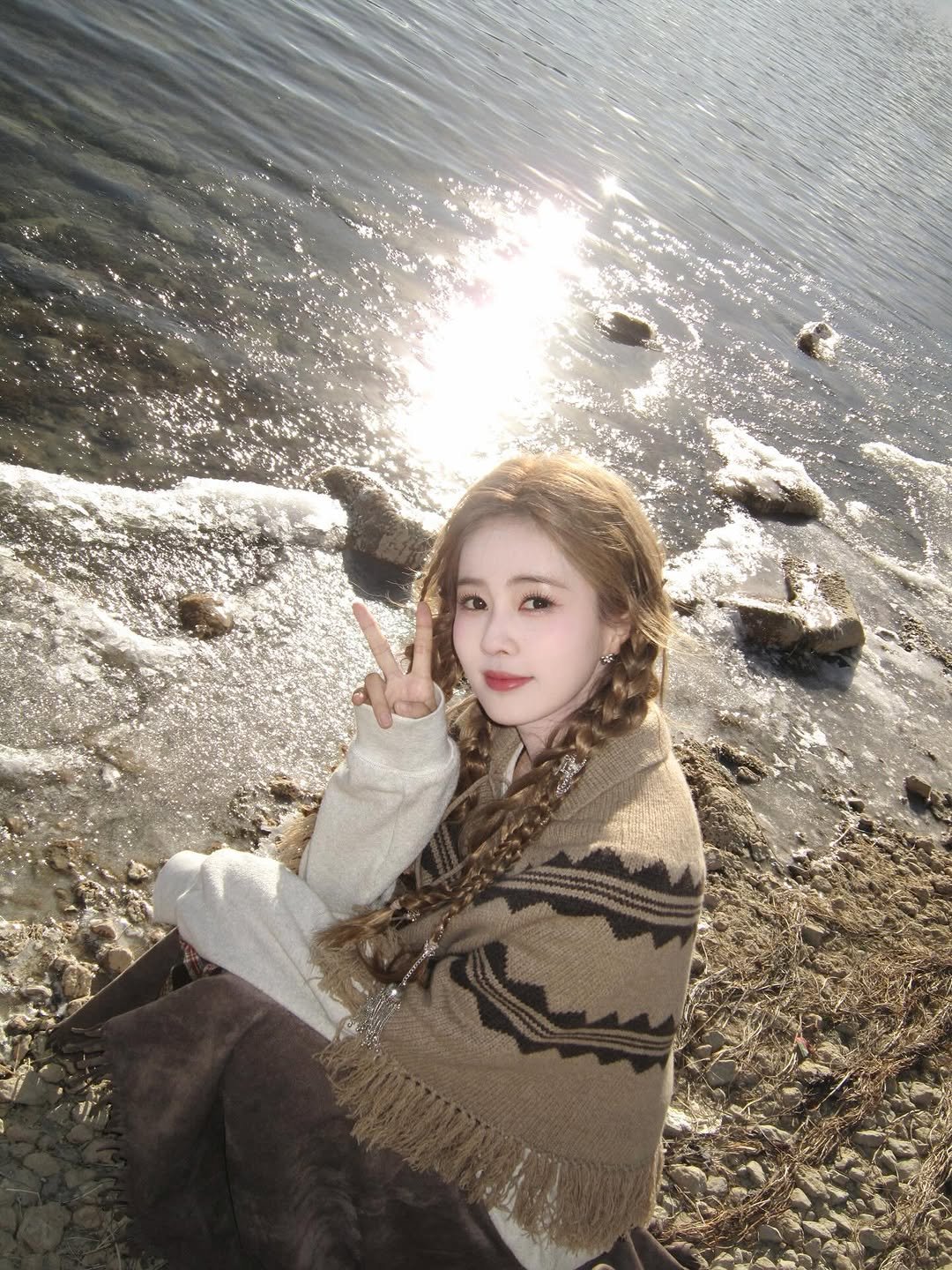 Photo by 白鹿 on January 03, 2026. May be an image of one or more people, hair, outdoors and text.