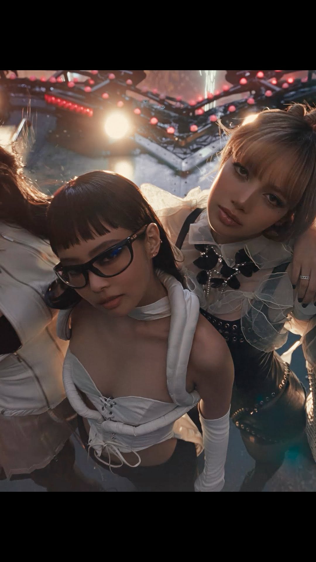 blackpinkofficial 게시물 이미지: BLACKPINK ‘뛰어(JUMP)’ OUT NOW

🎥NOW ON...