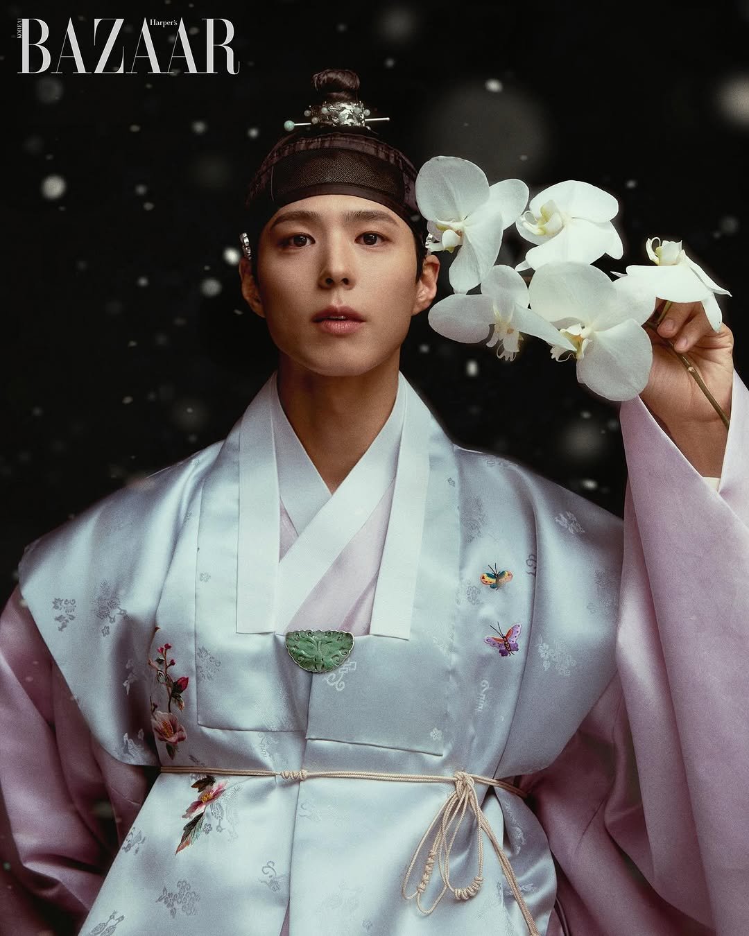 Photo shared by Harper’s BAZAAR Korea 하퍼스 바자 코리아 on October 05, 2025 tagging @kcdf_insta, @bogummy, and @dadada_hanbok. May be an image of ‎1 person, magazine, poster and ‎text that says '‎B BAZAAR وان ፍልል ት፡‎'‎‎.