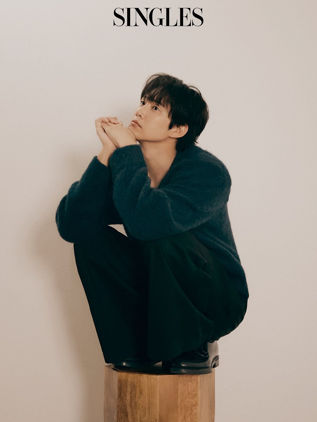 Photo by 박스아범 박성훈 on October 27, 2025. May be an image of magazine and poster.