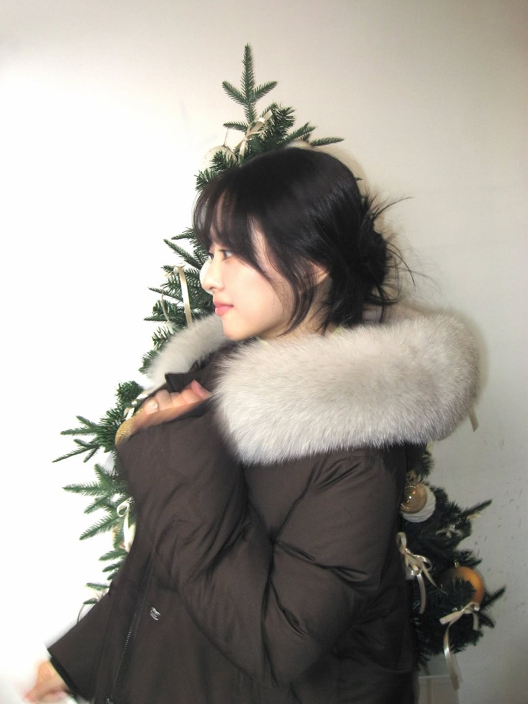 Photo by 박보영 ParkBoYoung on November 22, 2025. May be an image of goosedown coat, duffle coat, sable coat, christmas tree, jacket, parka and text.