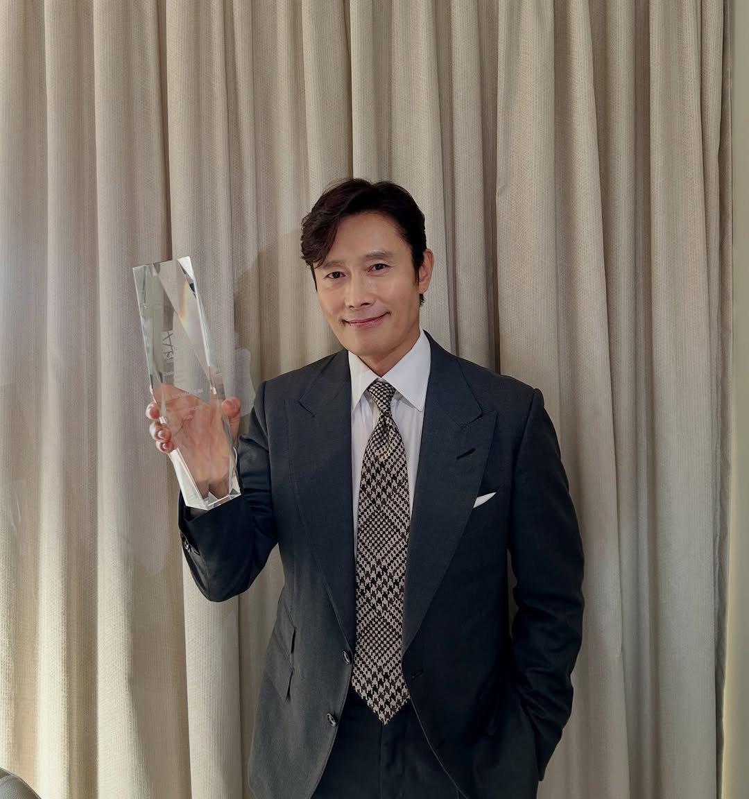 Photo by LeeByungHun 이병헌 on December 09, 2025. May be an image of suit and dinner jacket.