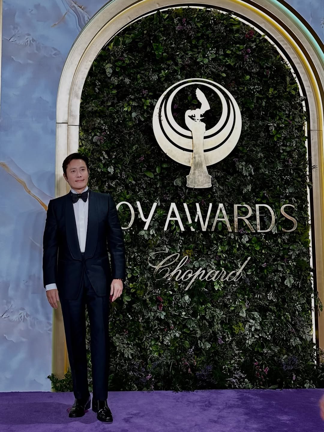 Photo by LeeByungHun 이병헌 on January 18, 2026. May be an image of one or more people, carpet, dinner jacket and text that says 'Oy AWARDS Chopad'.