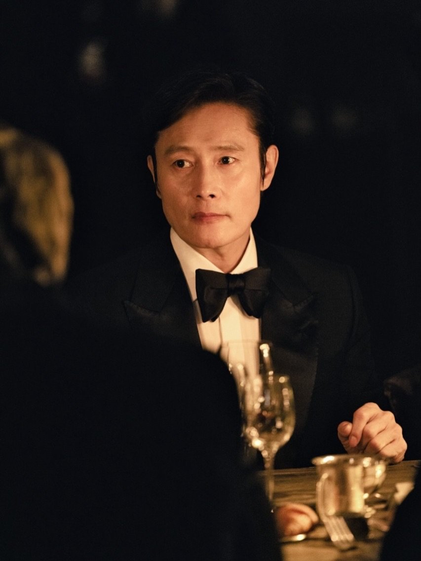 Photo by LeeByungHun 이병헌 on January 18, 2026. May be an image of one or more people, dinner jacket and text.