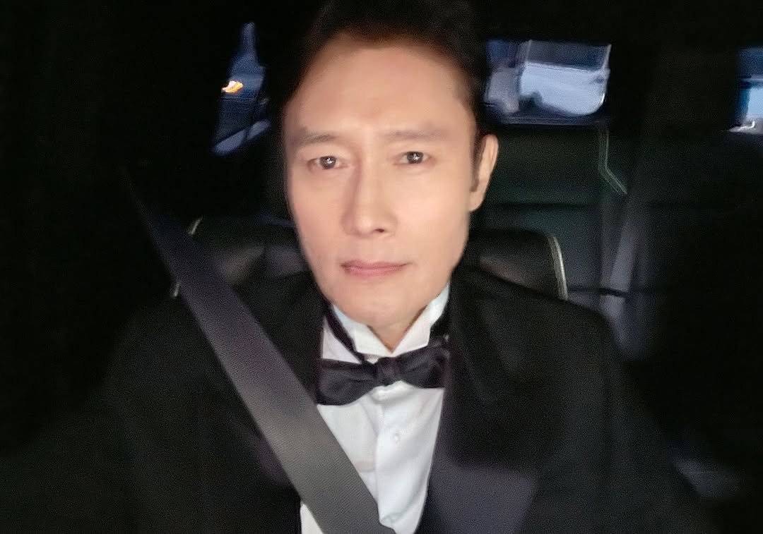 Photo by LeeByungHun 이병헌 on November 02, 2025. May be a selfie of one or more people, dinner jacket, bowtie and text.