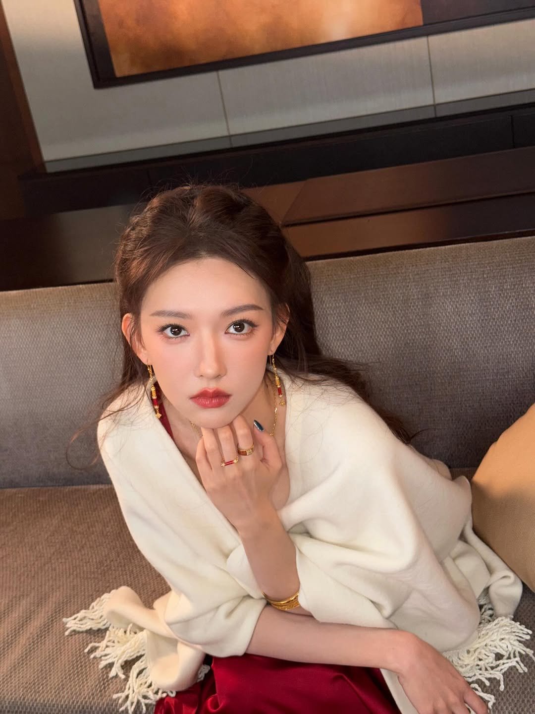 Photo by 성소 程潇 Chengxiao on January 30, 2026. May be an image of one or more people, hair, makeup, sleepwear, dress, shawl and text.