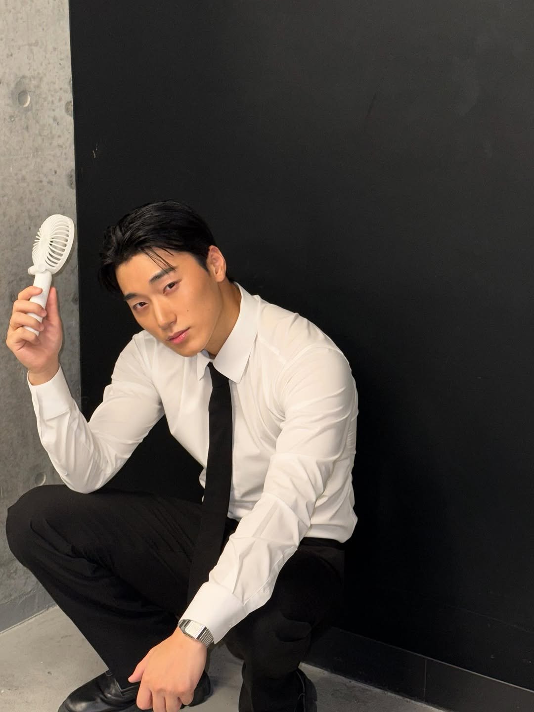 Photo by 산 (SAN) on September 24, 2025. May be an image of hair brush, bolo tie, dustpan and text.
