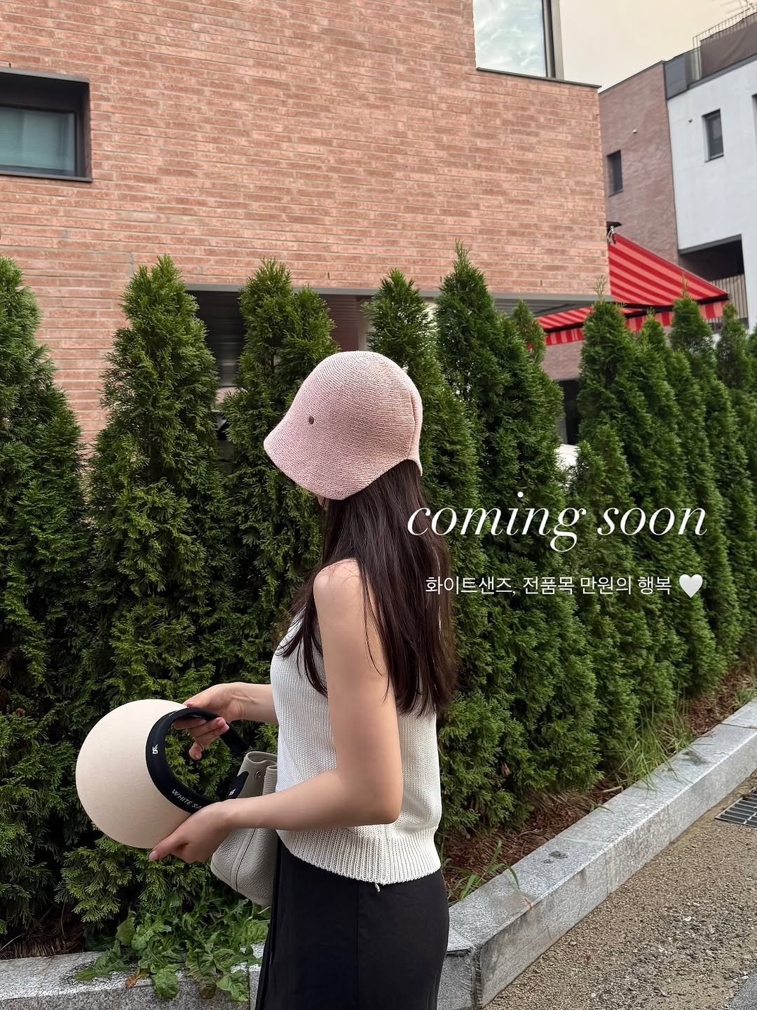 Photo by 드엘리사 | yoonjung Lee on August 06, 2025. May be an image of 1 person, hat, beret and text that says 'ፍብያ coming soon 화이트샌즈 화이트 샌즈, 전품목 만원의 의 행복'.