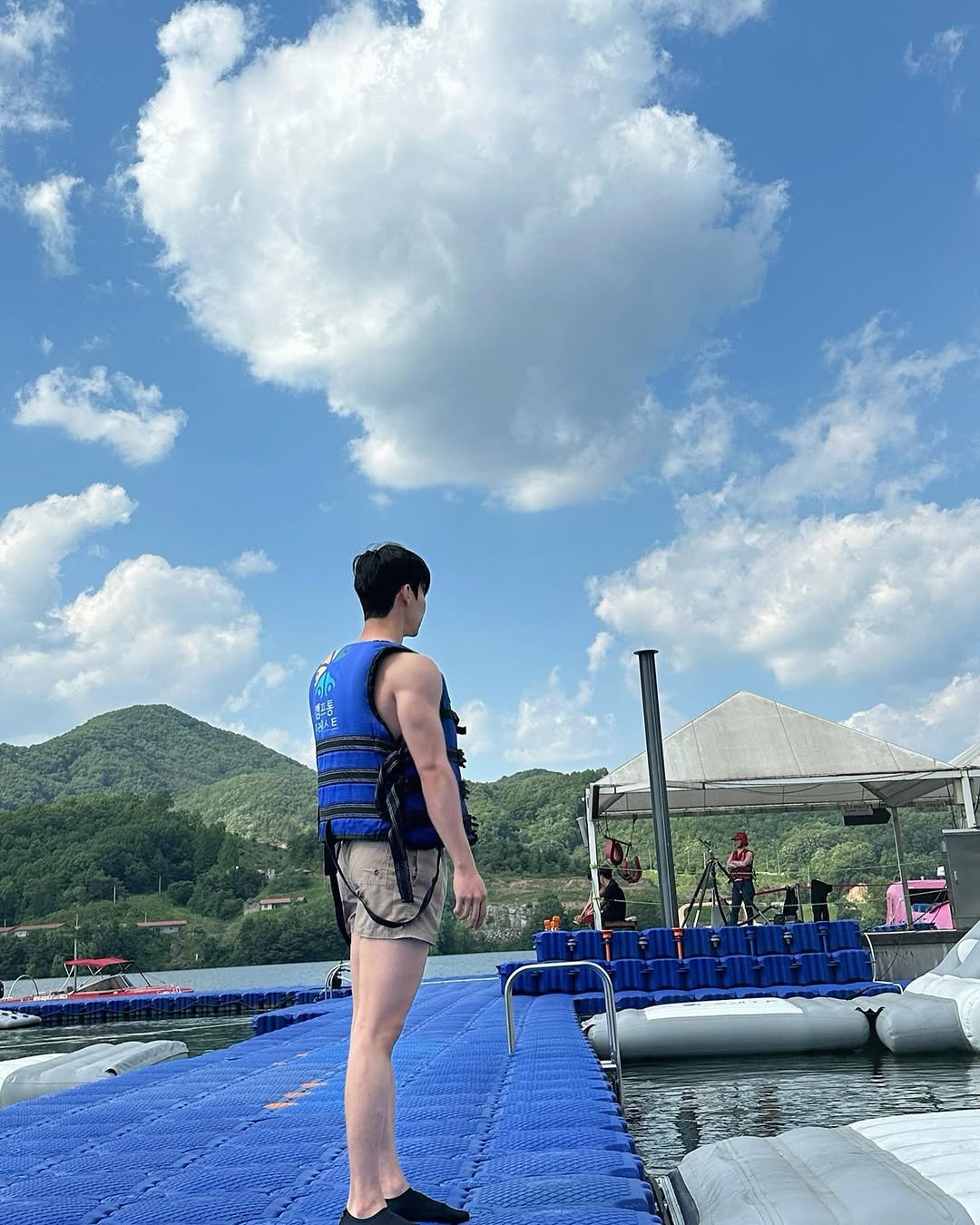 Photo shared by [Team_Us] 김동윤 ( 신논현PT, 논현PT, 강남PT ) on May 30, 2025 tagging @camptong_official. May be an image of 3 people, jet ski, raft, pool and text.