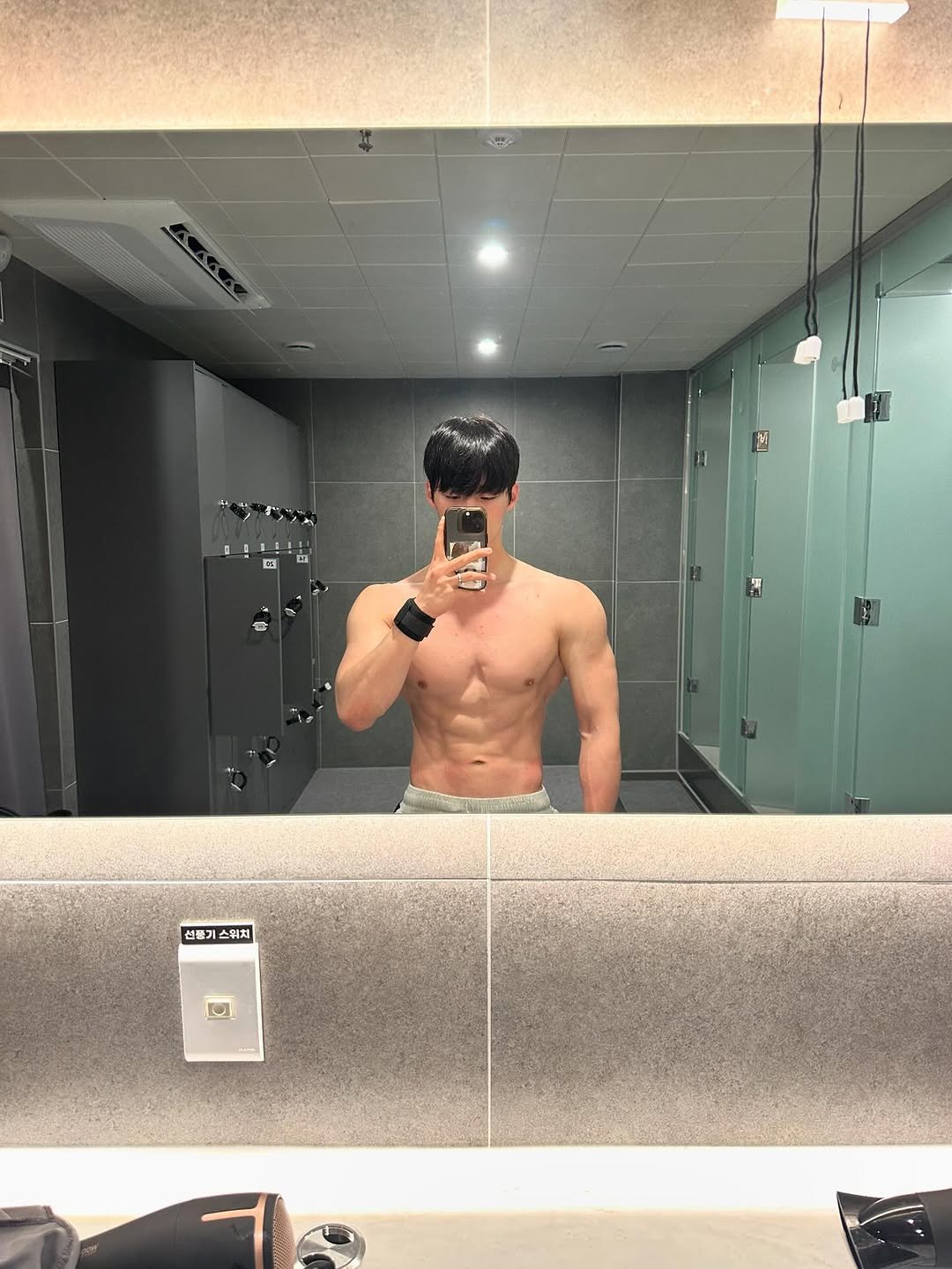 Photo by [Team_Us] 김동윤 ( 신논현PT, 논현PT, 강남PT ) on June 10, 2025. May be an image of 1 person, biceps, body building and text.