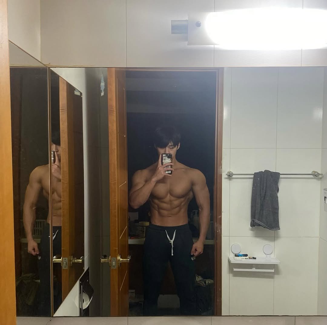 Photo by [Team_Us] 김동윤 ( 신논현PT, 논현PT, 강남PT ) on April 15, 2025. May be a selfie of 3 people, biceps, people bodybuilding, mirror, sweatpants and text.