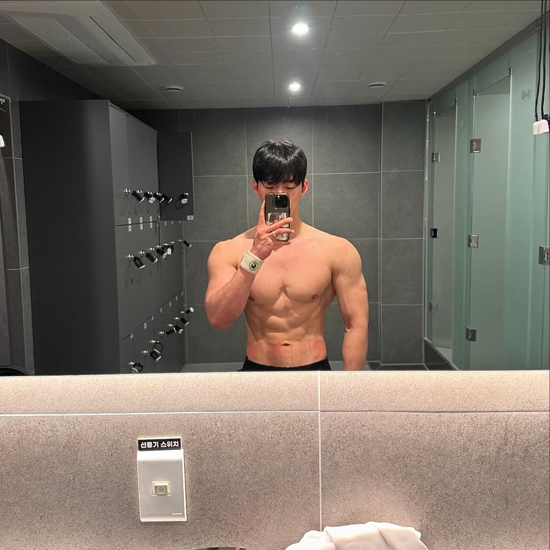 Photo by [Team_Us] 김동윤 ( 신논현PT, 논현PT, 강남PT ) on May 28, 2025. May be an image of 1 person, biceps, body building, mirror and text.