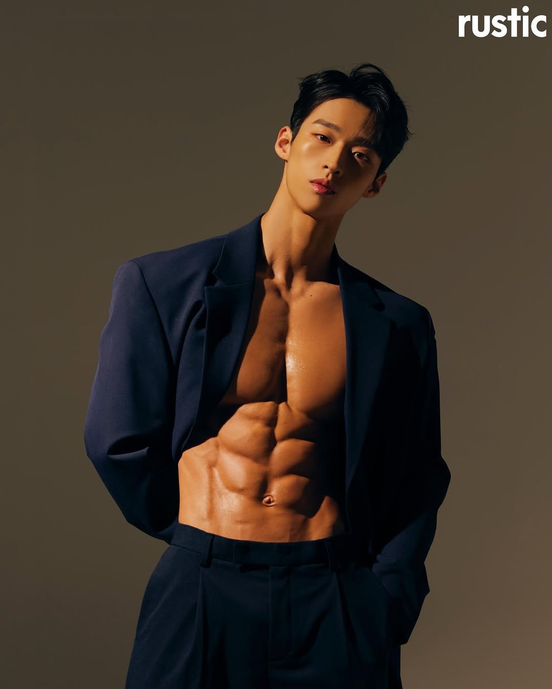 Photo shared by [Team_Us] 김동윤 ( 신논현PT, 논현PT, 강남PT ) on September 16, 2021 tagging @middlelee_, @hair_ming, @makeup_sungmi, and @studio_rustic_.