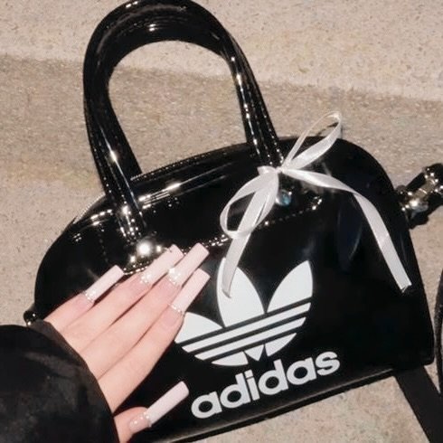 Photo by 갓세희 (20) on August 06, 2025. May be an image of one or more people, fingernails, makeup, purse and text.