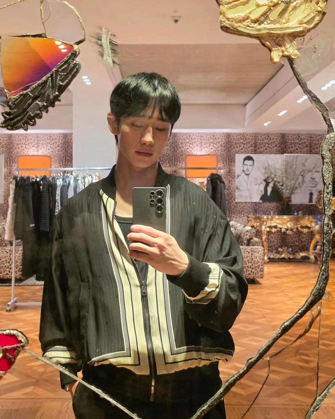 Photo by 정해인 on January 17, 2026. May be a selfie of overcoat, duffle coat, mirror, bolo tie and text.