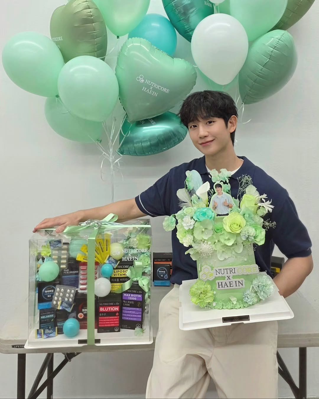 Photo by 정해인 on February 26, 2026. May be an image of balloon, hamper, cake and text that says 'MODSE NUTRICORS oe HAEIN NUTRICORE C ORE HAEIN ARCOR POSC yn VITAMI KBCTN ELARP 3E NUTRI NUTRI HAEIN BLUTION'.