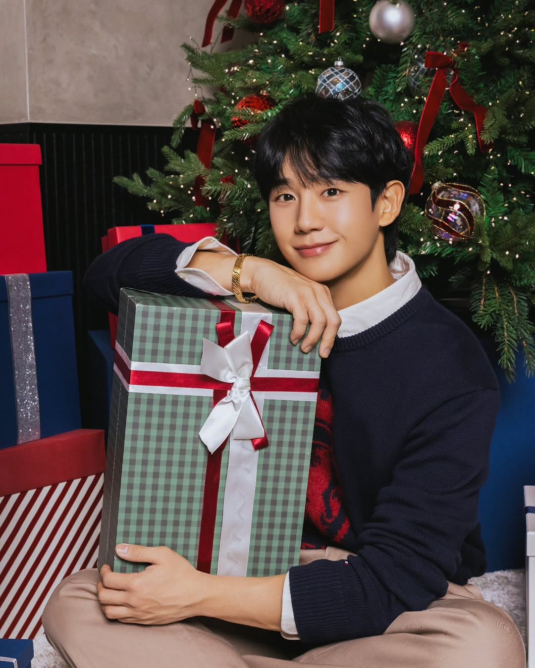 Photo by 정해인 on December 25, 2025. May be an image of tree and text.