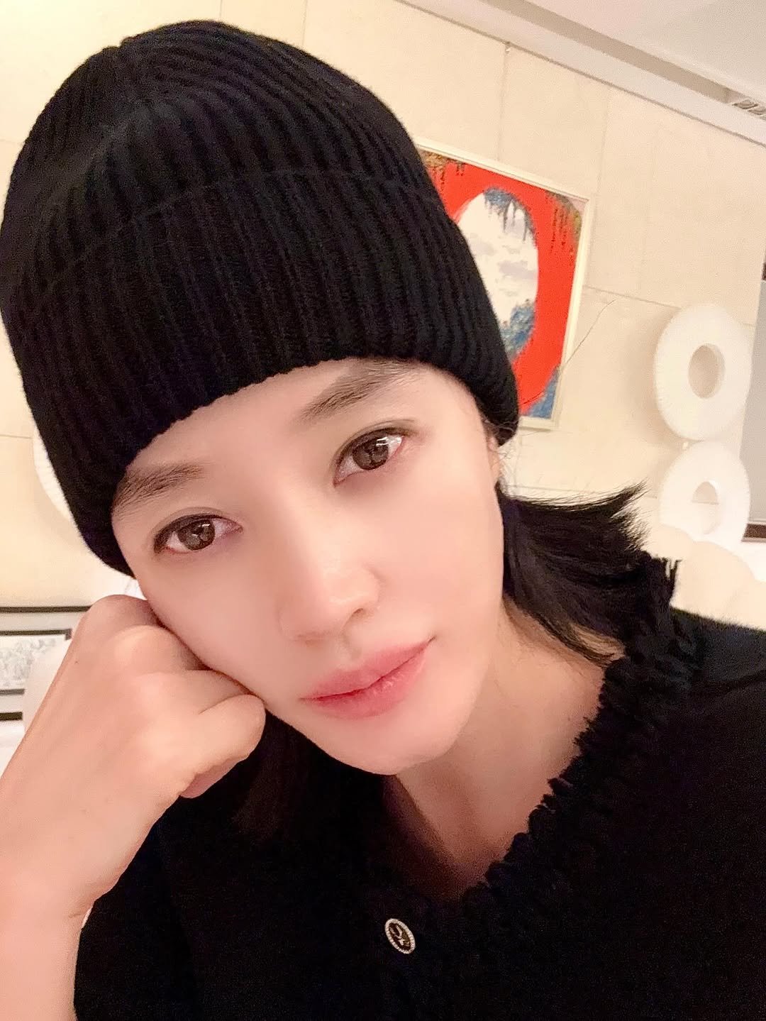 Photo by 김혜수 Hye Soo Kim on October 15, 2025. May be a selfie of one or more people, hair, hat, beret, face mask and text.