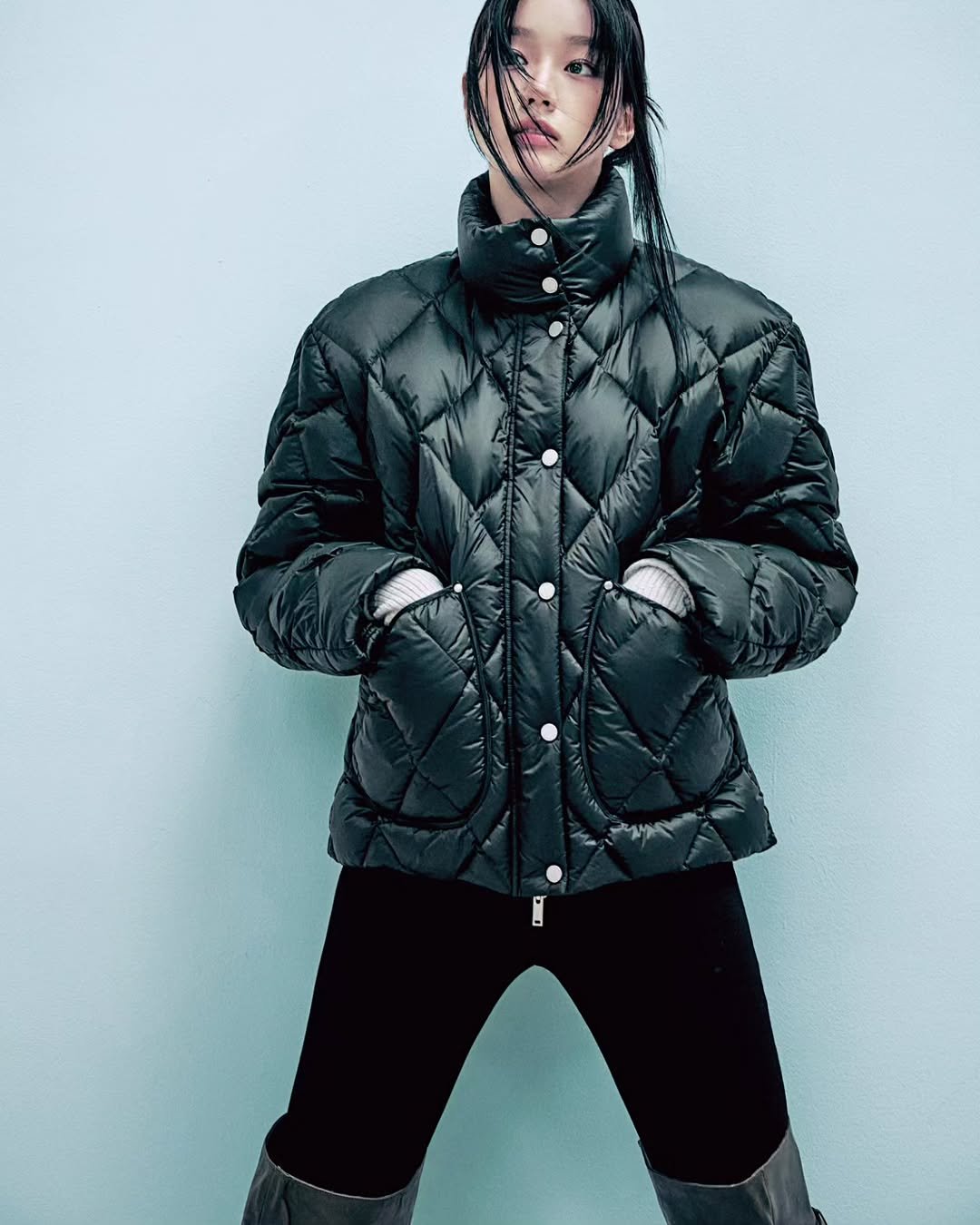 Photo by 혜리| HYERI on November 14, 2025. May be an image of one or more people, braids, overcoat, goosedown coat, fur coat, duffle coat, snowsuit, turtleneck, raincoat, parka, flight jacket and text.