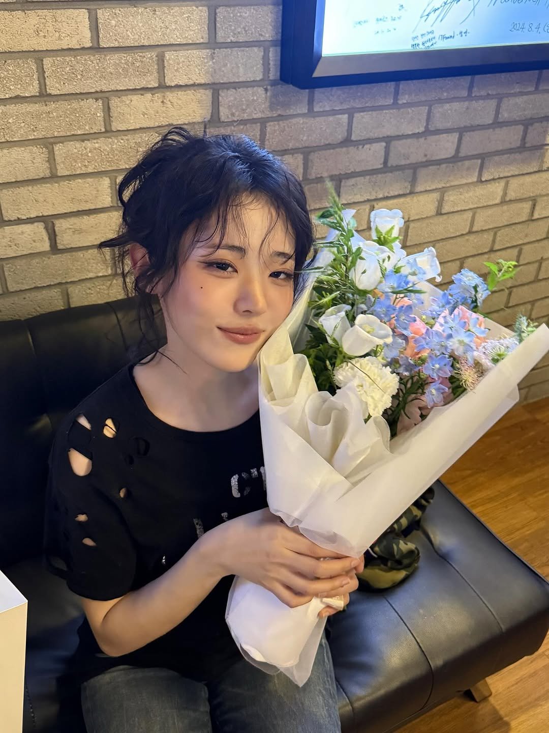 Photo by Hina ひな on June 11, 2025. May be an image of one or more people, hair, flower arrangement, white lily, prairie gentian, baby's-breath, rose and text.