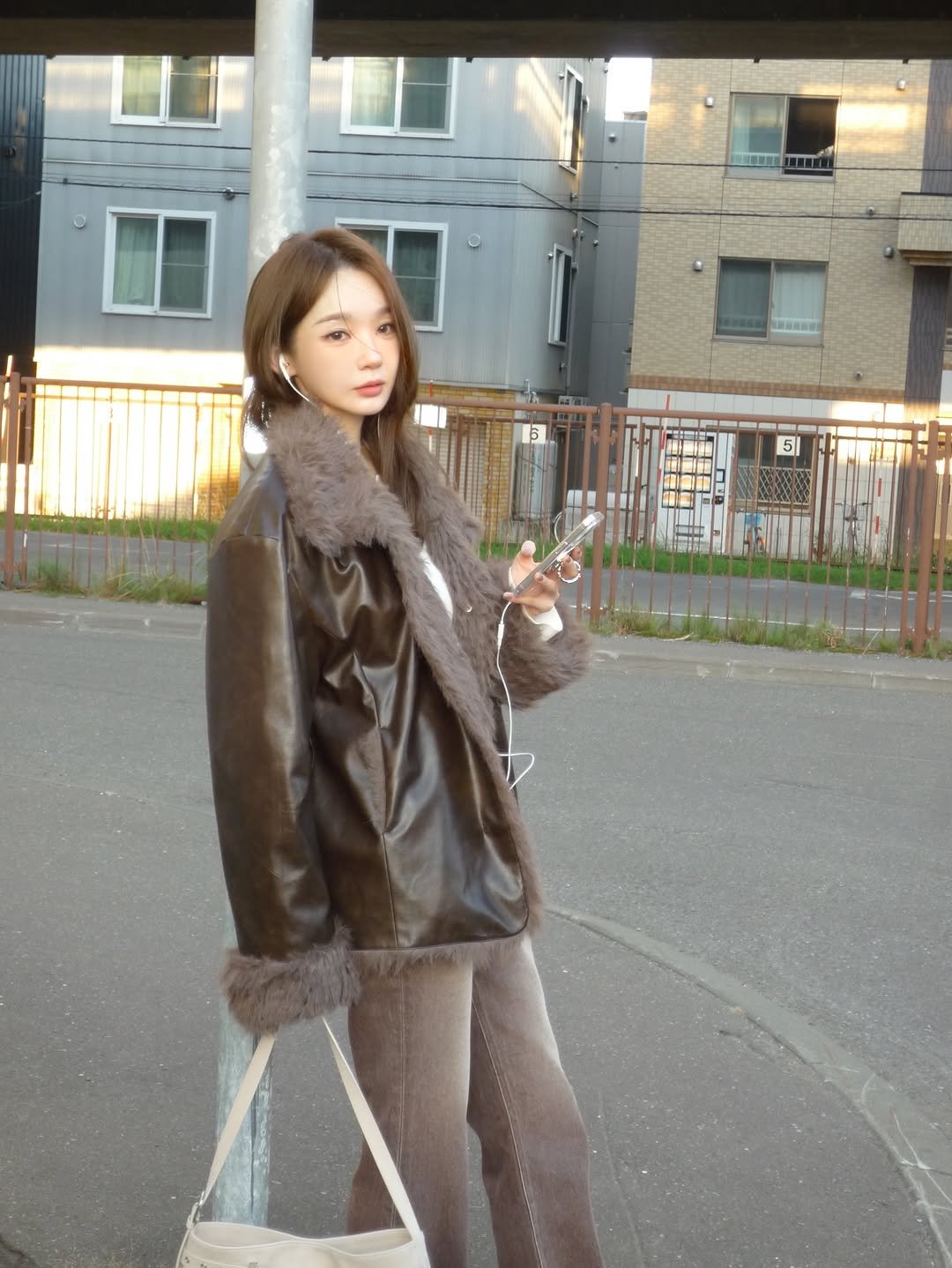 Photo shared by 강민경 (행동파) on November 17, 2025 tagging @aviemuah. May be an image of duffle coat, overcoat, sable coat, goosedown coat, parka, jacket and text.