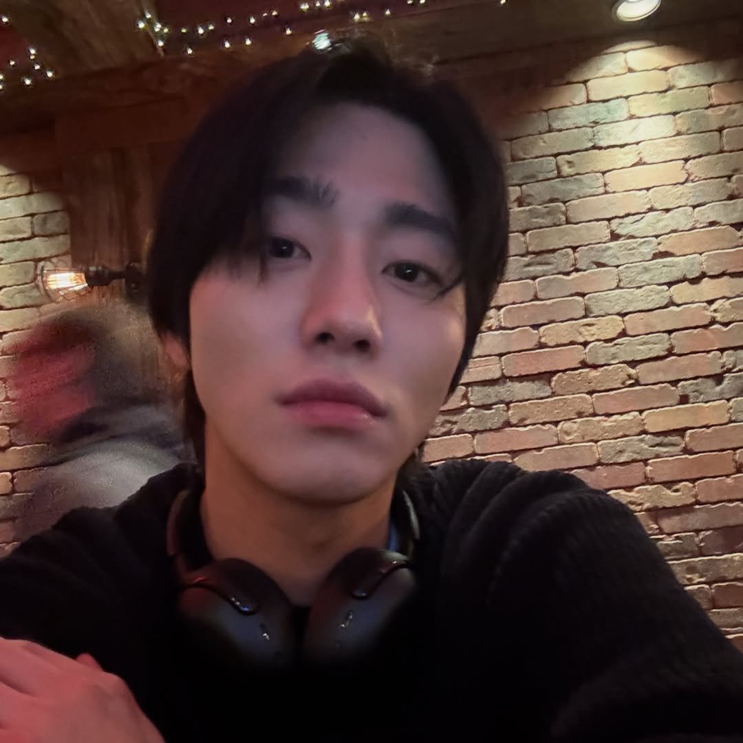 Photo by 안효섭 on January 29, 2026. May be a selfie of one or more people, hair, turtleneck, night and text.