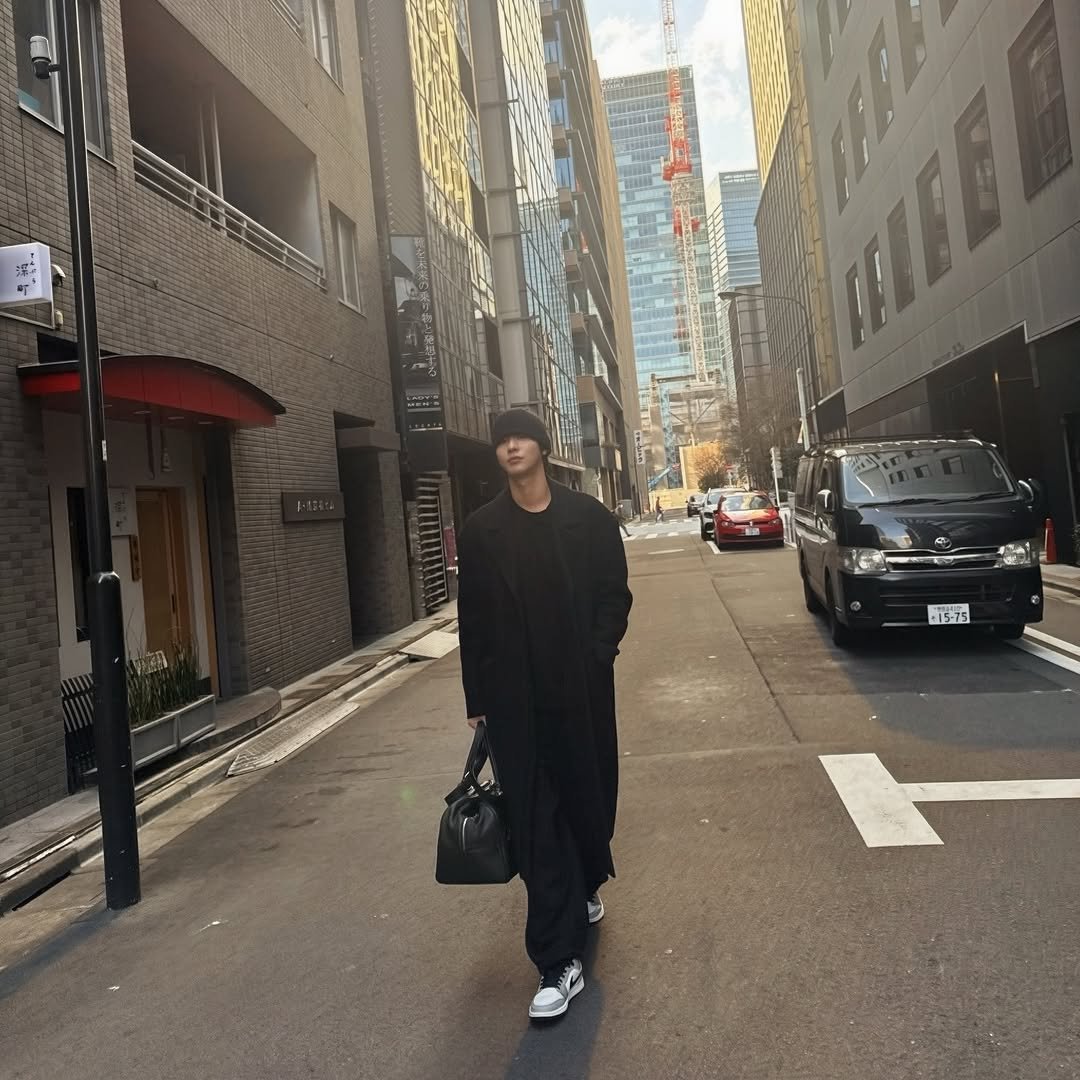 Photo by 안효섭 on February 24, 2026. May be an image of overcoat, sweatpants, street and text.