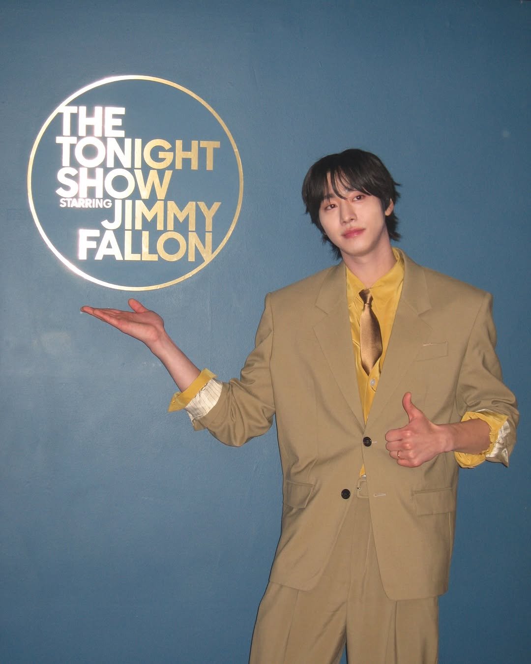 Photo by 안효섭 on January 15, 2026. May be an image of one or more people, bangs, suit, blazer, bolo tie, poster, magazine and text that says 'THE TONIGHT SHOW STARRING JIMMY FALLON'.