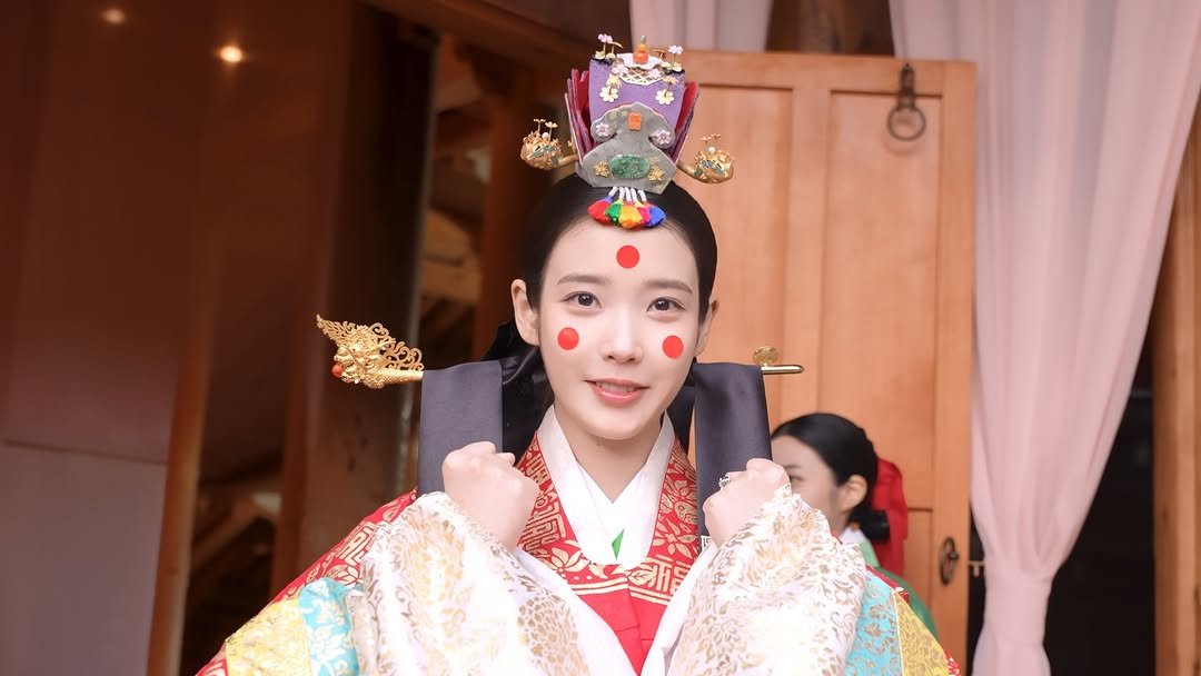 iu_edamofficial 게시물 이미지: ⠀
[IU TV]
⠀
성희주, 대군부인 되던 날ㅣ21세기 대군부인 비하인드
The...