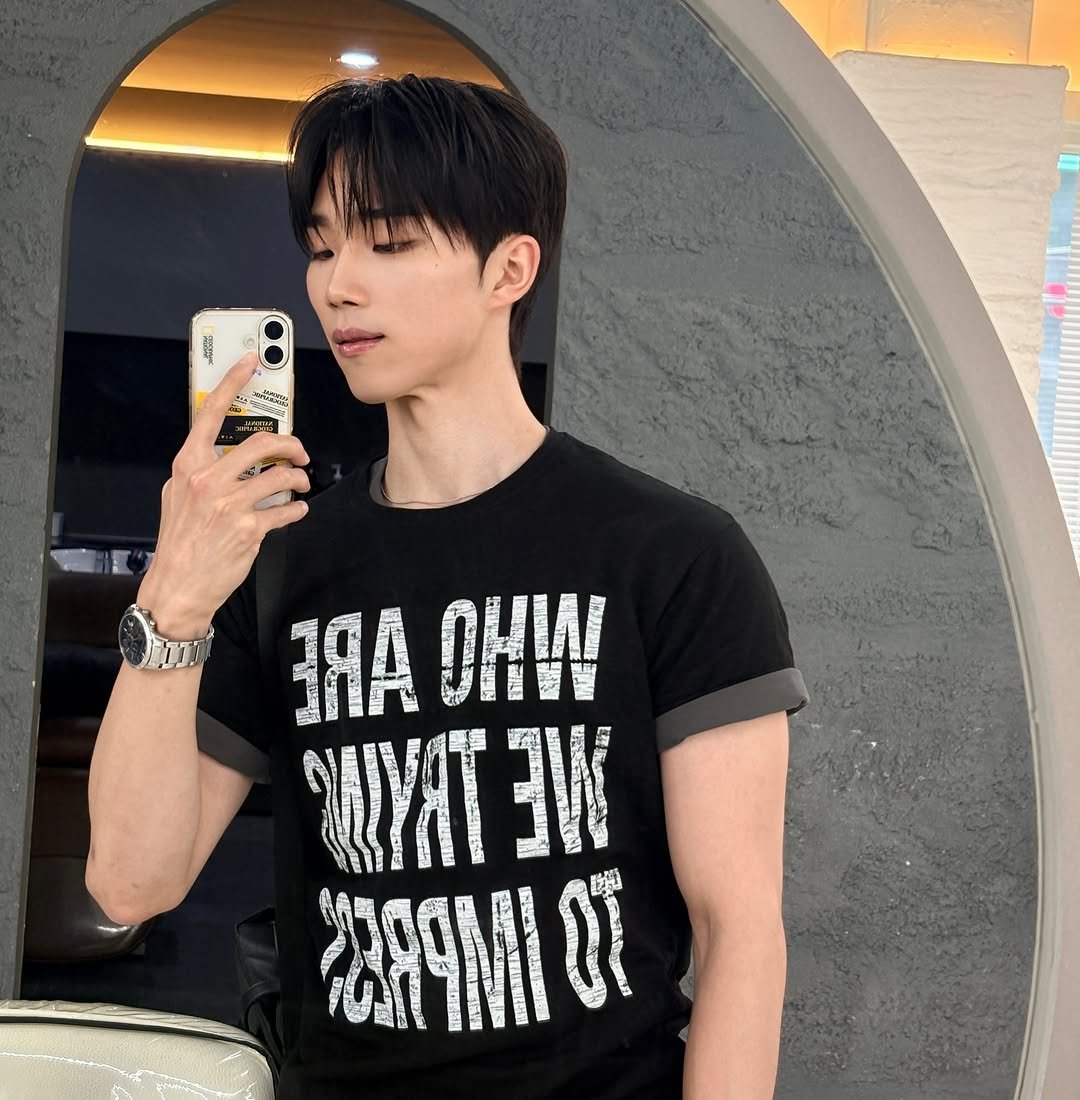 juneasy__ 게시물 이미지: 마음에 들어
.
.
.
💇🏻‍♂️: @avant_wonmin 
👕:...
