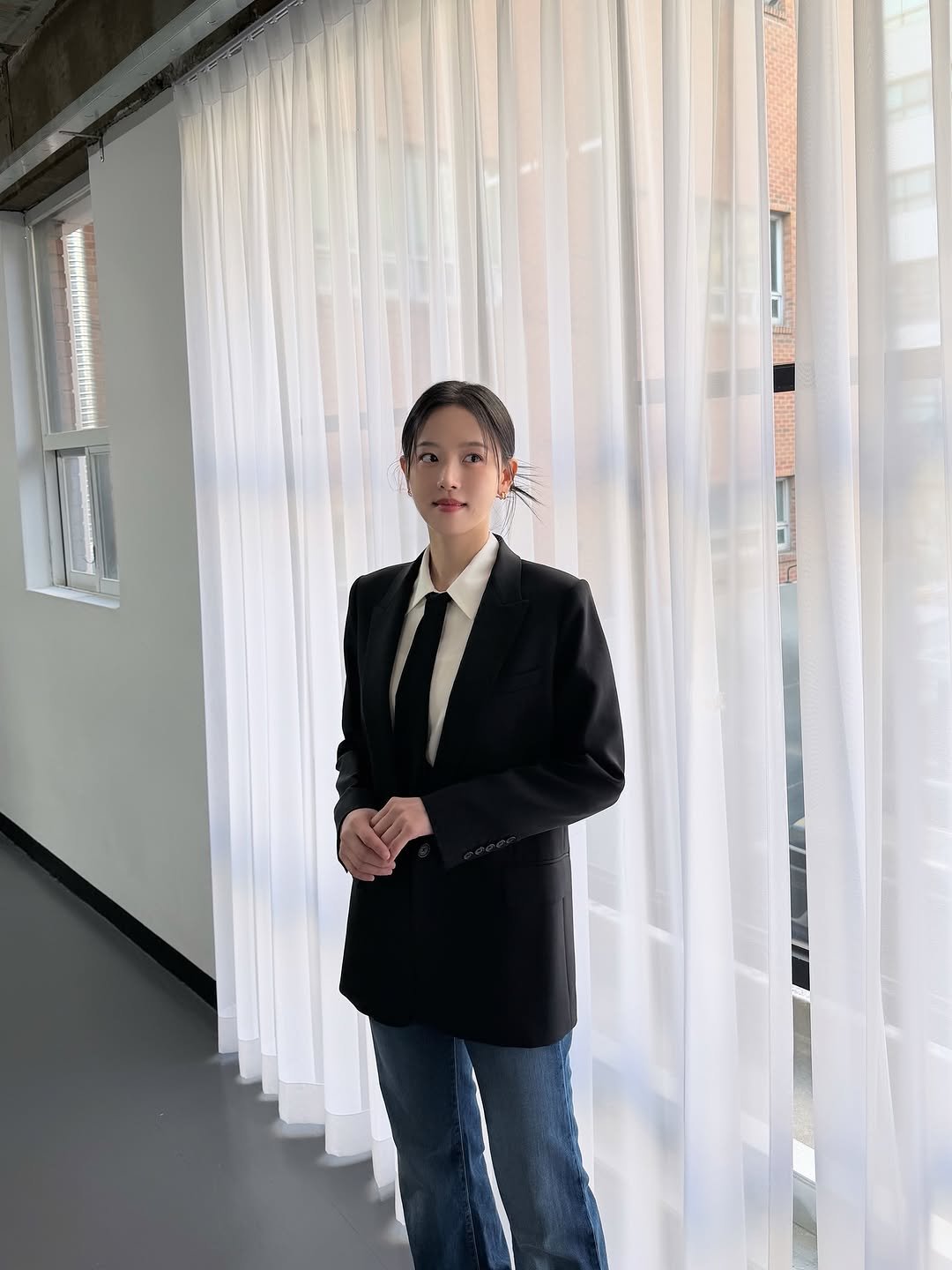 Photo by 강한나 / ʜᴀɴɴᴀ ᴋᴀɴɢ on December 31, 2025. May be an image of one or more people, blazer, curtains, suit and text.