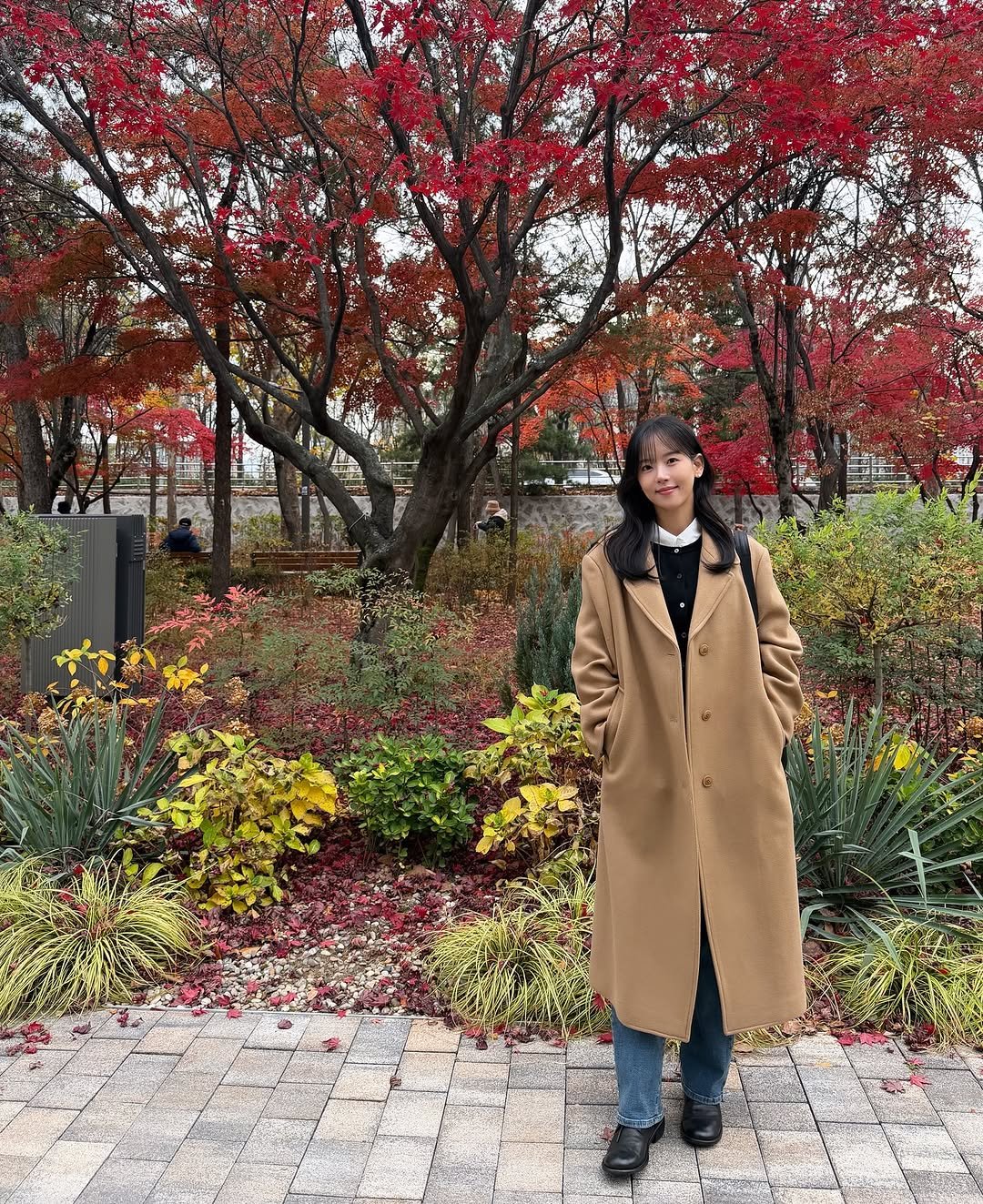 Photo by 강한나 / ʜᴀɴɴᴀ ᴋᴀɴɢ on December 27, 2025. May be an image of duffle coat, overcoat, parka and text.