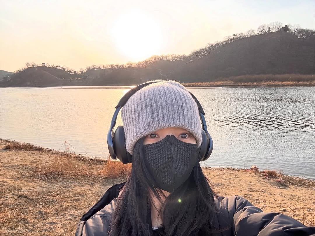 Photo by 김태리 on February 15, 2026. May be an image of face mask, parka, lake, park and text.