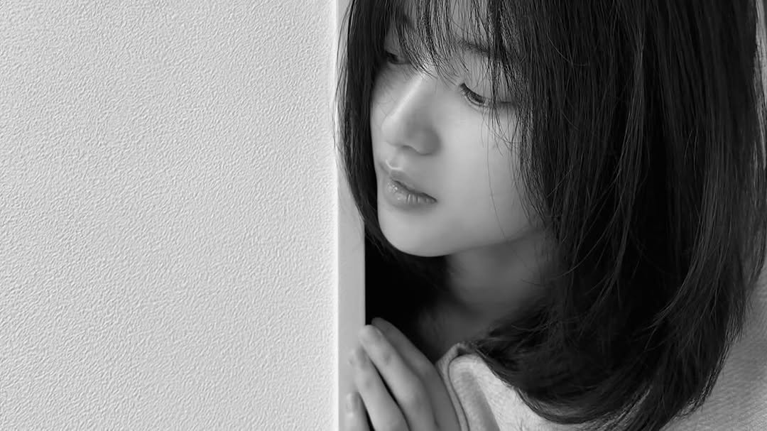 Photo by 김태리 on December 04, 2025. May be a black-and-white image of one or more people and hair.