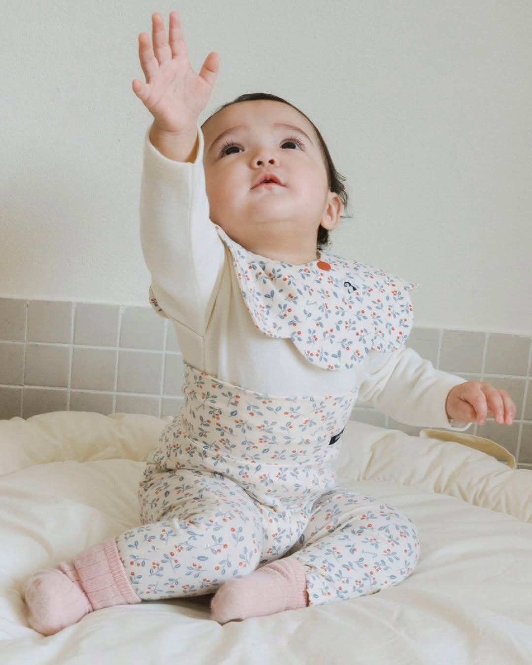 Photo by Konny l 코니아기띠 & 코니 신생아 용품 on August 09, 2025. May be an image of 1 person, baby and sleepwear.