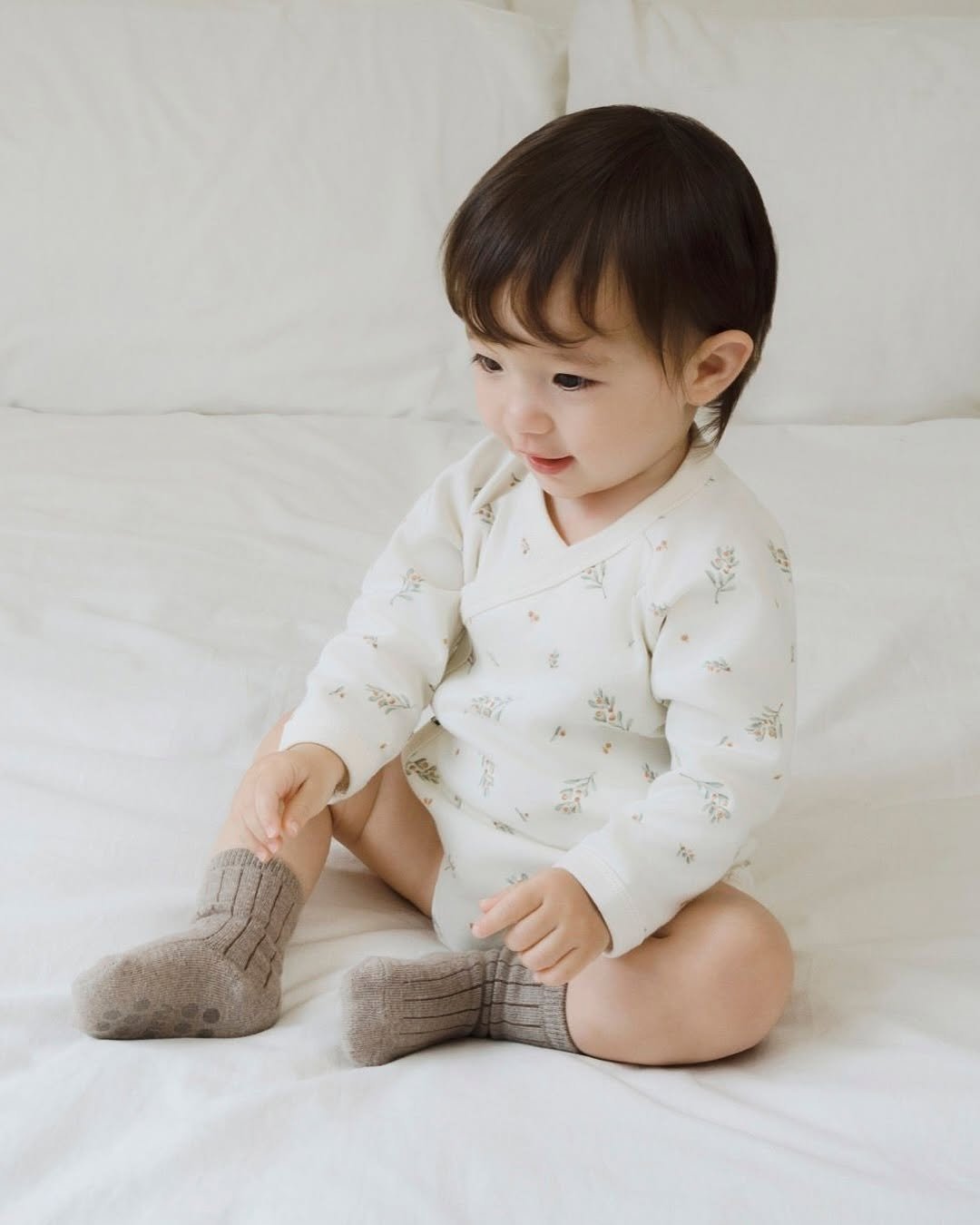 Photo by Konny l 코니아기띠 & 코니 신생아 용품 on August 05, 2025. May be an image of 1 person, baby and sleepwear.