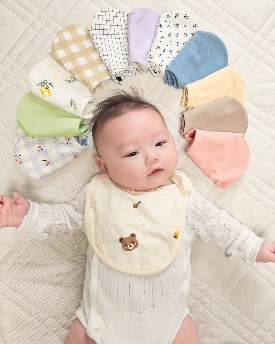 Photo by Konny l 코니아기띠 & 코니 신생아 용품 on June 09, 2025. May be an image of 1 person, baby, diaper, blanket and text.