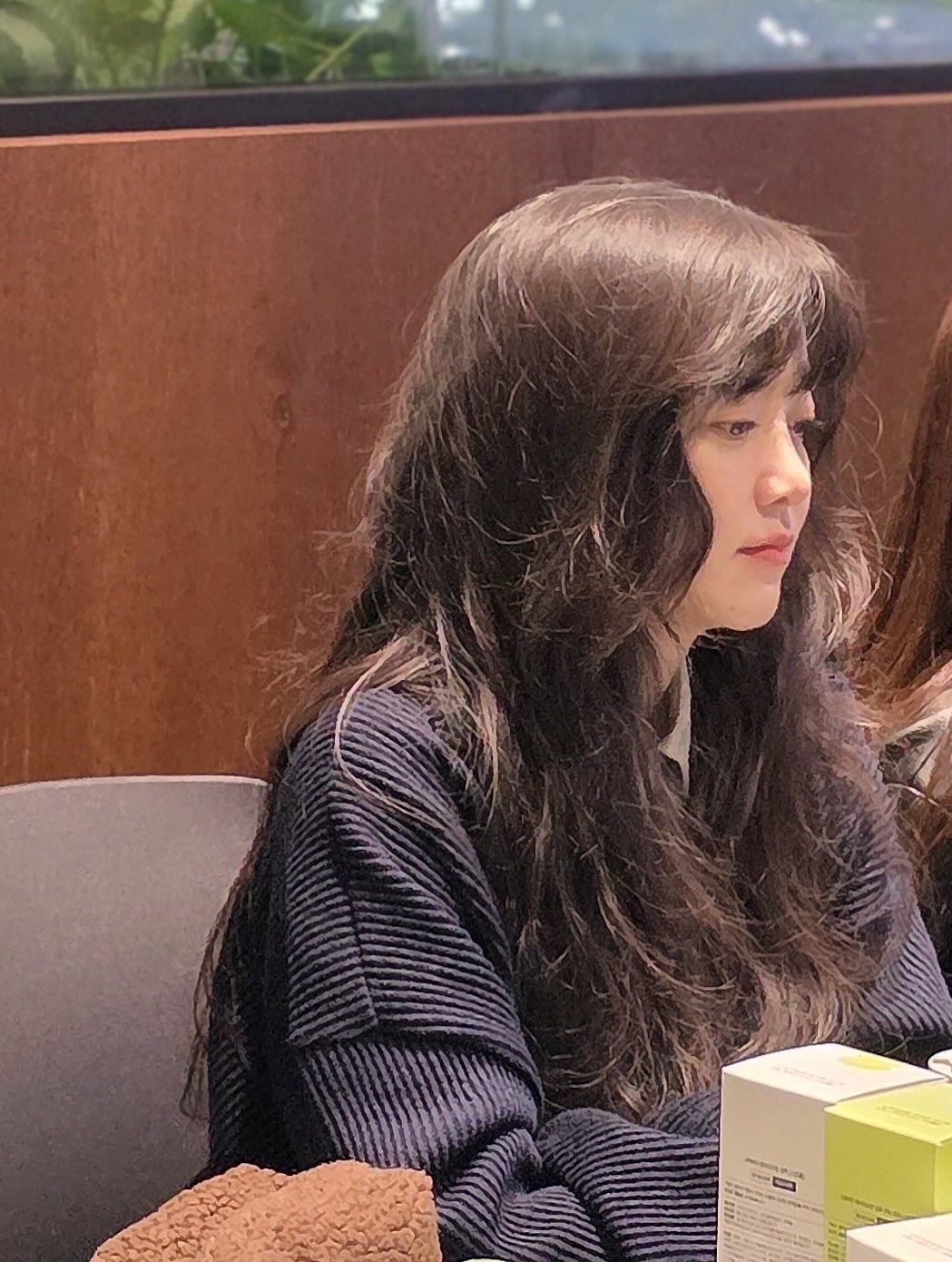 Photo by 구혜선 on December 05, 2025. May be an image of one or more people, hair, people studying, cornflower and text.