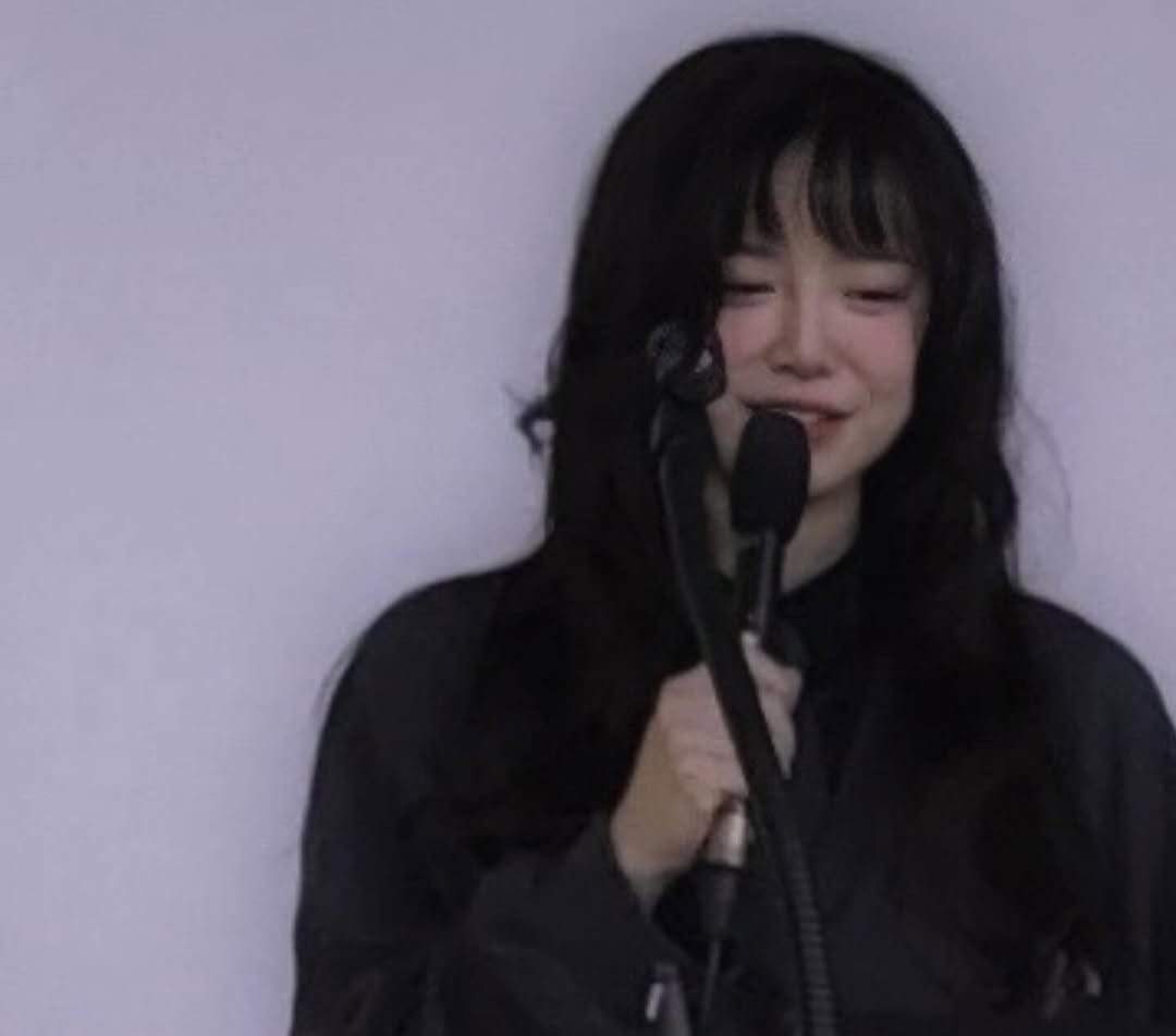 Photo by 구혜선 on December 10, 2025. May be an image of harp, microphone and text.